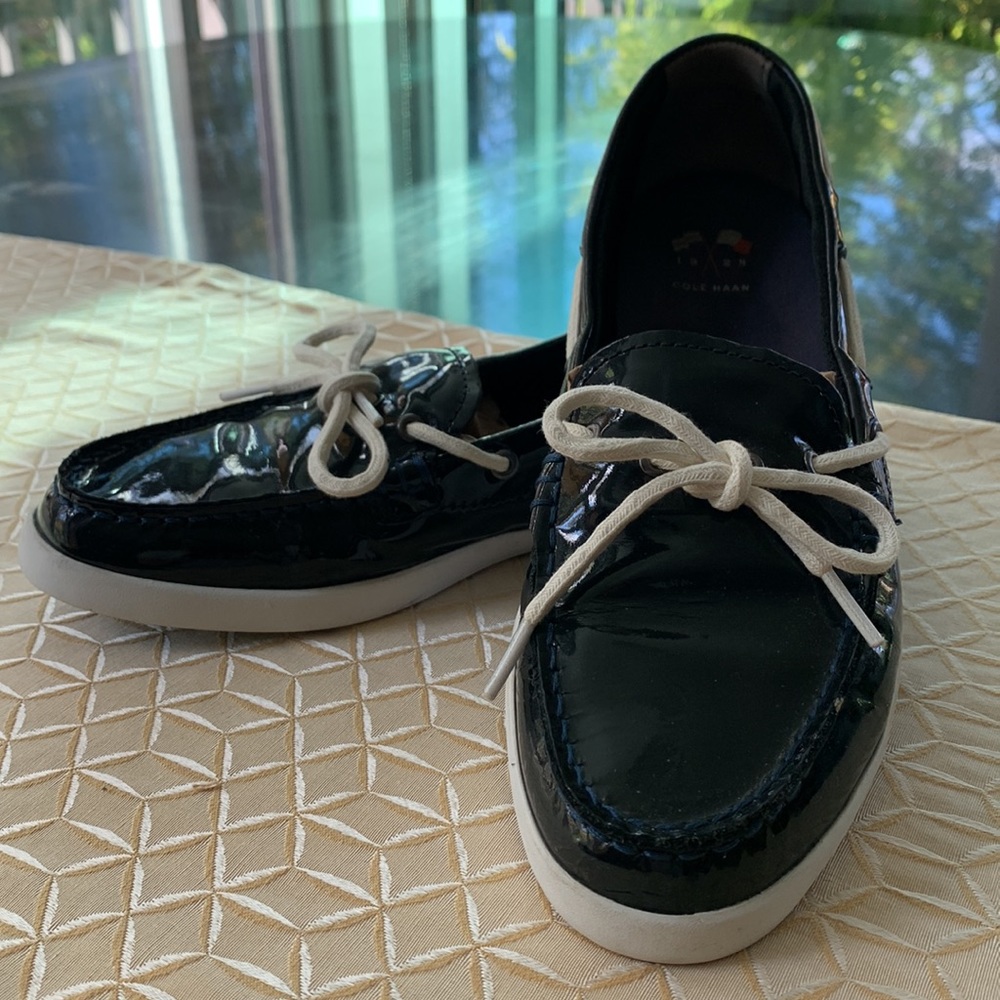COLE HAAN loafers navy patent leather with white accent excellent condition